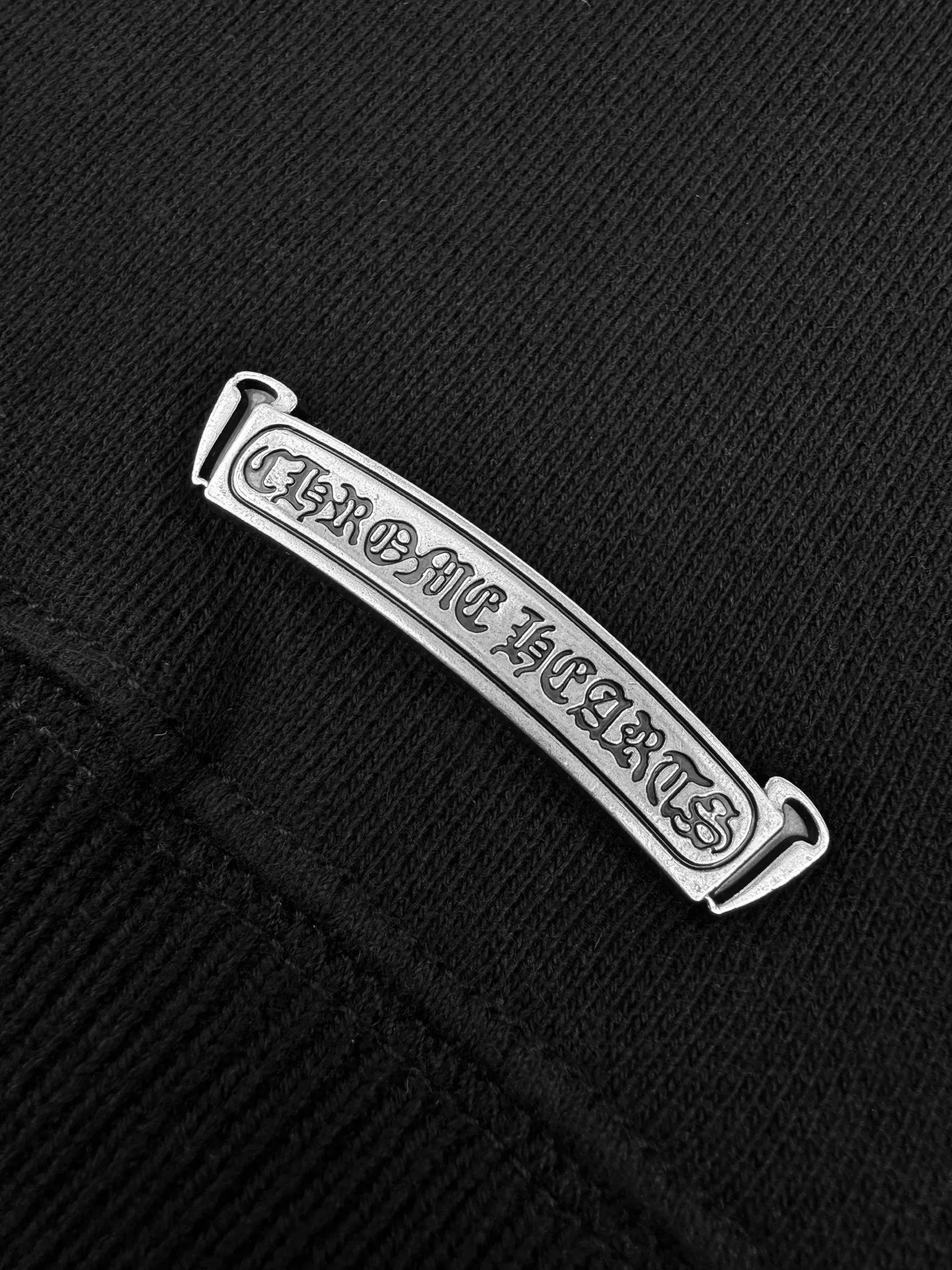 P470 Chrome Hearts Logo Hooded Sweatshirt Customized heavy fortress intertwined air cotton, full of texture, thick and solid, with classic black as the curtain, giving a deep sense of luxury. With the Chrome Hearts cross patch embroidery decoration on the chest, it becomes the ultimate interpretation of the dark gothic style. The CH Gothic font is the finishing touch on the back panel, making the totem the highlight of your spirit. The logo iron plate sways slightly with the swing of the body, adding a sense of movement and vitality. Unobtrusive but with an indescribable aura, interpreting the perfect blend of retro and luxury. Process 1: Using imported machine patch embroidery technology, using advanced computer control systems and precision mechanical components to realize the Chrome Hearts logo patch embroidery operation, showing an embroidery effect with both clarity and three-dimensionality. Process 2: The fabrics have been washed and have a better hand feel. Not easy to deform, not easy to shrink, not easy to fade, and maintain long-term beauty. Accessories: Customized 1:1 CH iron plate Customized 1:1 CH trademark Fit: Loose fit Size: S M L XL Style number: CC912